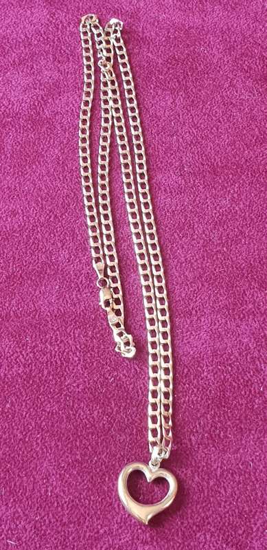 9ct solid yellow gold necklace with heart pendant
