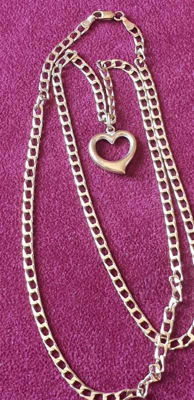 9ct solid yellow gold necklace with heart pendant