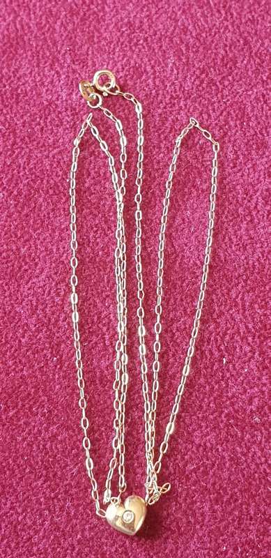 9ct fine gold chain with heart pendant