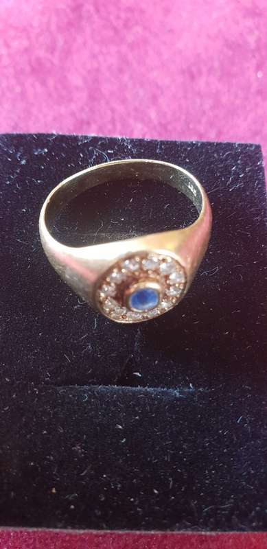 18CT SOLID GOLD AND TANZANITE AND NATURAL DIAMOND ENGAGEMENT RING