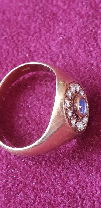 18CT SOLID GOLD AND TANZANITE AND NATURAL DIAMOND ENGAGEMENT RING