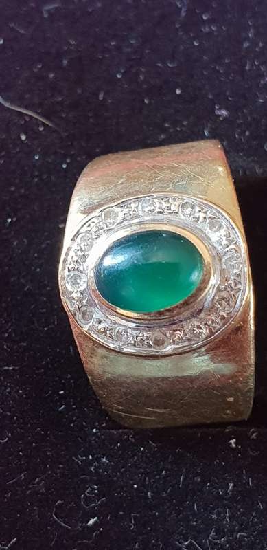 18CT SOLID GOLD AND EMERALD AND DIAMOND ENGAGEMENT RING
