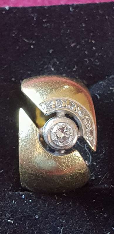 18CT Solid gold ring with natural diamonds