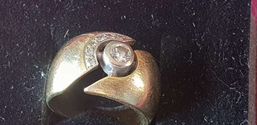 18CT Solid gold ring with natural diamonds