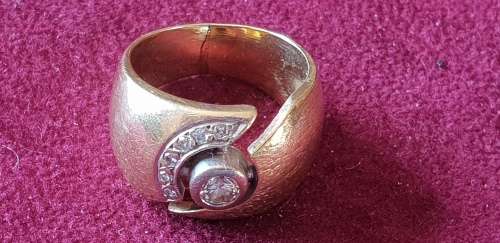 18CT Solid gold ring with natural diamonds