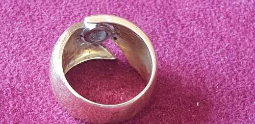 18CT Solid gold ring with natural diamonds