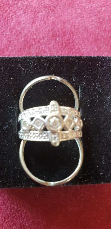 STUNNING 9CT WHITE GOLD ENGAGEMENT CLUSTER NATURAL DIAMOND RING