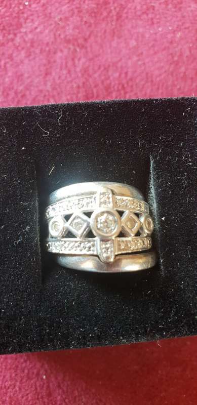 STUNNING 9CT WHITE GOLD ENGAGEMENT CLUSTER NATURAL DIAMOND RING