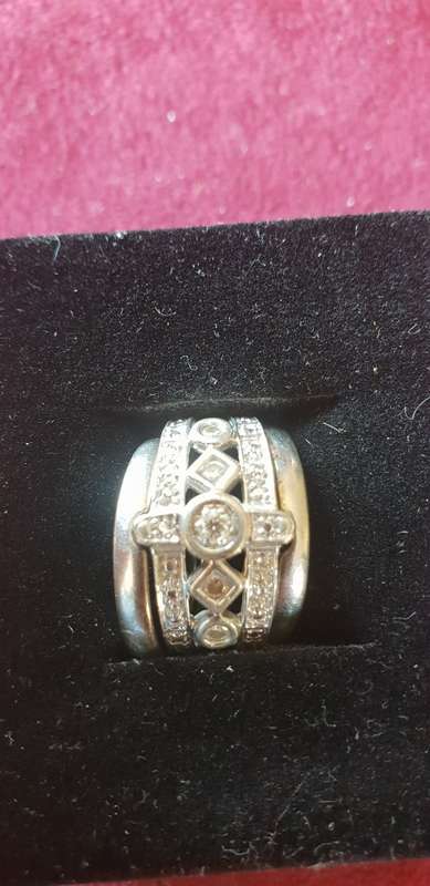 STUNNING 9CT WHITE GOLD ENGAGEMENT CLUSTER NATURAL DIAMOND RING