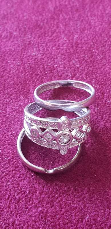 STUNNING 9CT WHITE GOLD ENGAGEMENT CLUSTER NATURAL DIAMOND RING