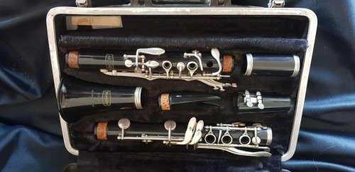 Bundy by Selmar resonite clarinet in hard case