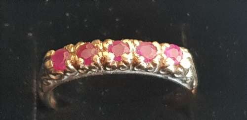Stunning vintage ruby and 9ct yellow gold ring
