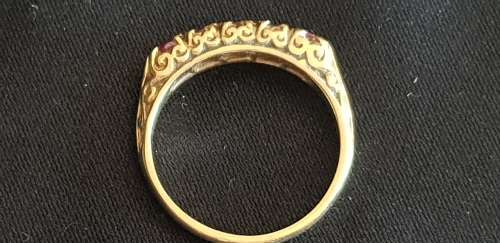 Stunning vintage ruby and 9ct yellow gold ring