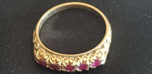 Stunning vintage ruby and 9ct yellow gold ring