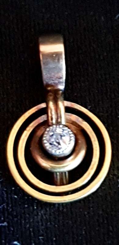 15ct gold pendant with a Natural Diamond in the centre