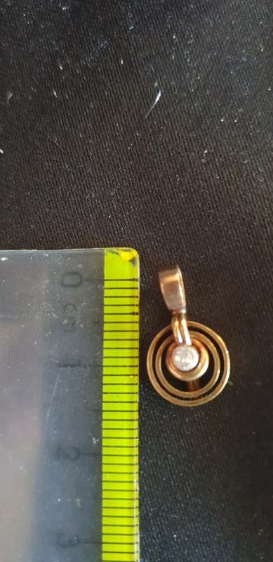 15ct gold pendant with a Natural Diamond in the centre