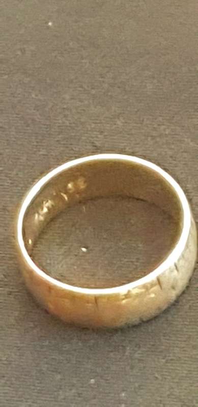 Gents 9ct gold wedding band ring with striations on sides