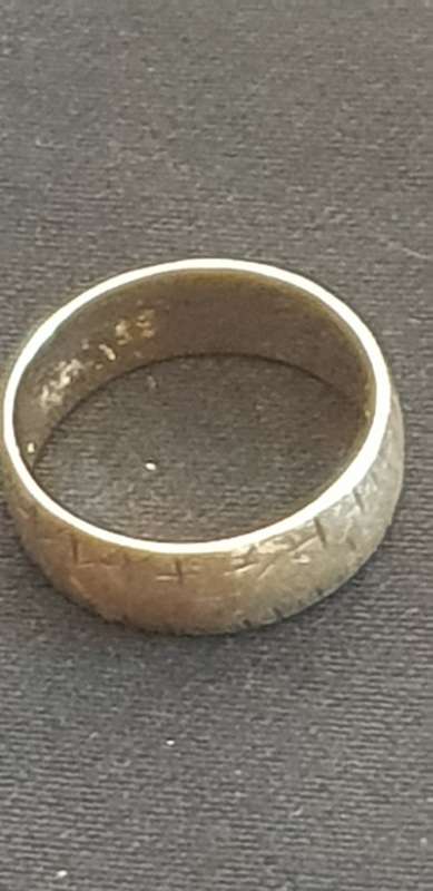 Gents 9ct gold wedding band ring with striations on sides