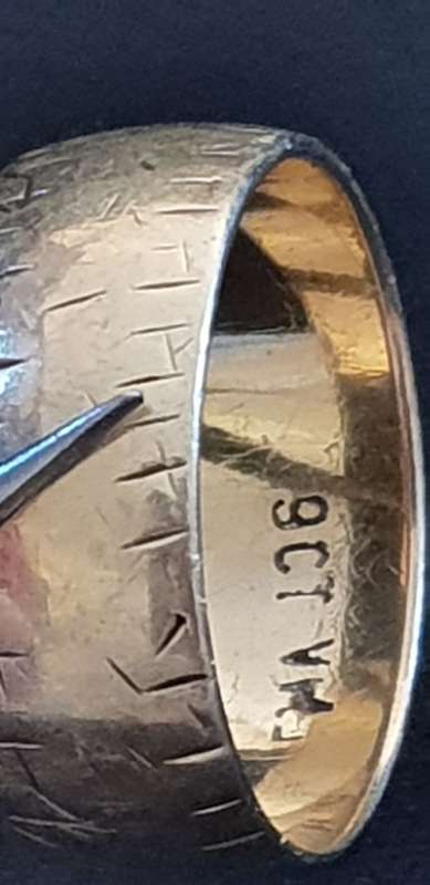 Gents 9ct gold wedding band ring with striations on sides