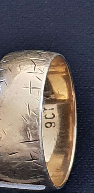Gents 9ct gold wedding band ring with striations on sides
