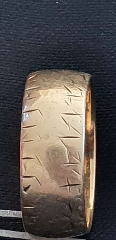 Gents 9ct gold wedding band ring with striations on sides