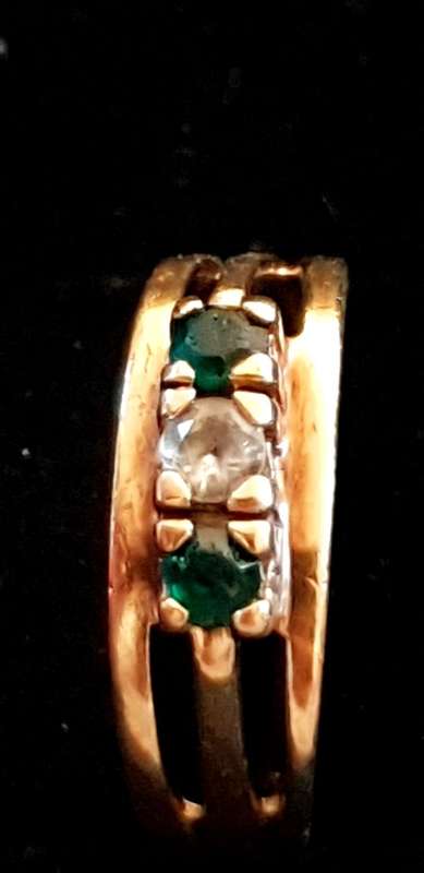 9ct yellow gold and synthetic emerald and C.Z ring