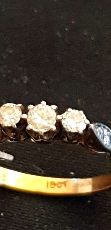 18ct gold and 3x raised natural diamonds of approx 0.34 carats antique/Vintage ring