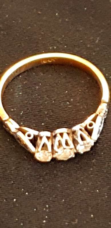 18ct gold and 3x raised natural diamonds of approx 0.34 carats antique/Vintage ring