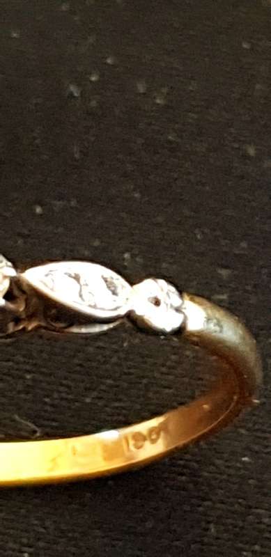 18ct gold and 3x raised natural diamonds of approx 0.34 carats antique/Vintage ring