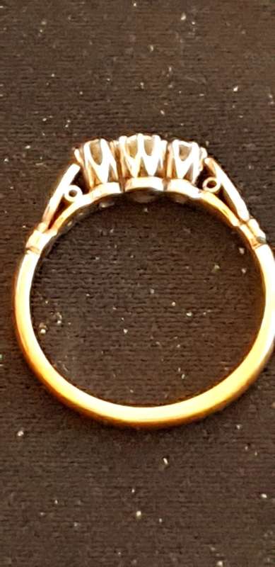 18ct gold and 3x raised natural diamonds of approx 0.34 carats antique/Vintage ring