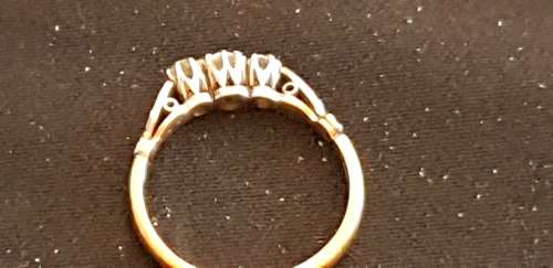 18ct gold and 3x raised natural diamonds of approx 0.34 carats antique/Vintage ring