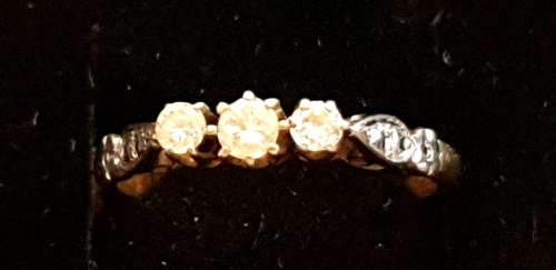 18ct gold and 3x raised natural diamonds of approx 0.34 carats antique/Vintage ring
