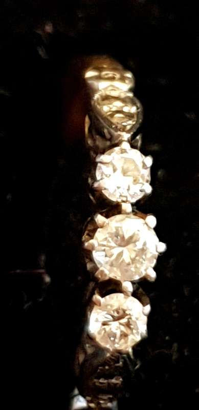 18ct gold and 3x raised natural diamonds of approx 0.34 carats antique/Vintage ring