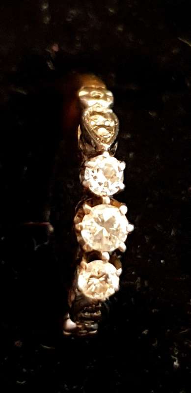 18ct gold and 3x raised natural diamonds of approx 0.34 carats antique/Vintage ring