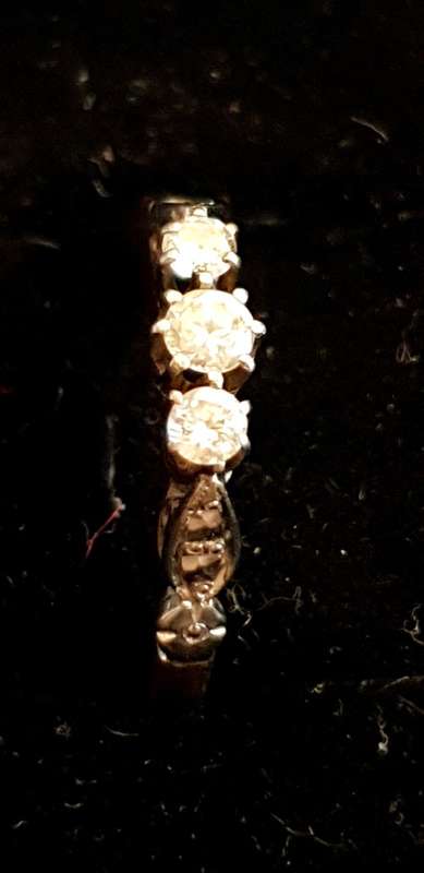 18ct gold and 3x raised natural diamonds of approx 0.34 carats antique/Vintage ring