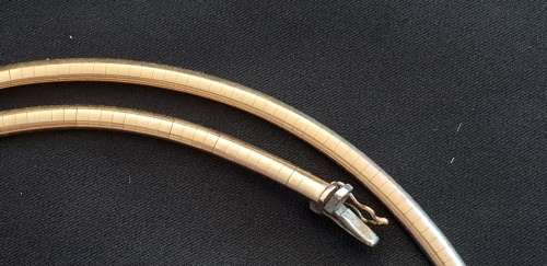 Stunning flat style 9ct gold necklace
