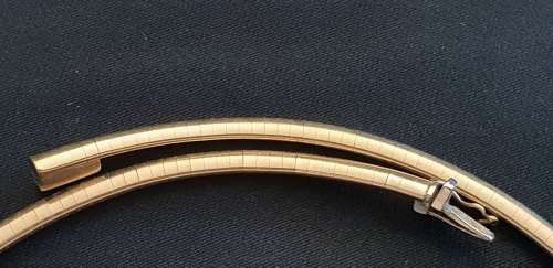 Stunning flat style 9ct gold necklace