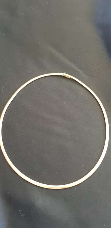 Stunning flat style 9ct gold necklace