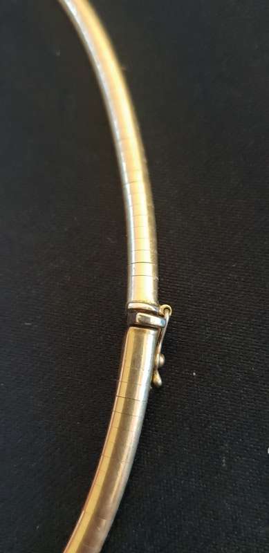 Stunning flat style 9ct gold necklace