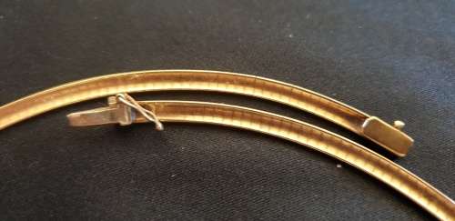 Stunning flat style 9ct gold necklace