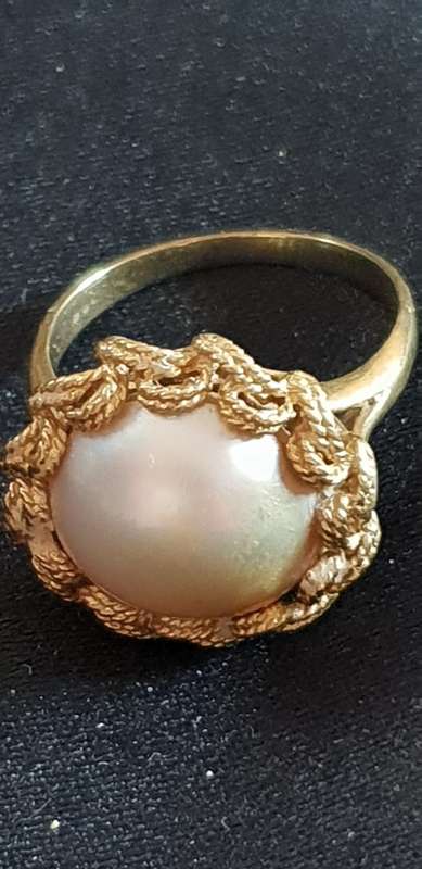 Vintage 9ct gold twisted rope design and Genuine Mabe pearl ring