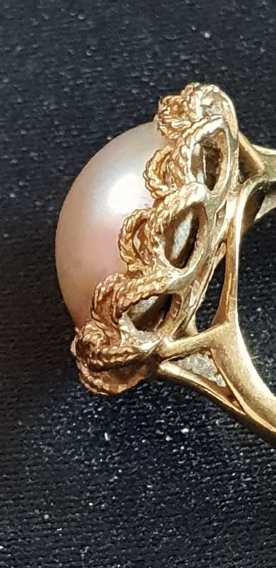 Vintage 9ct gold twisted rope design and Genuine Mabe pearl ring