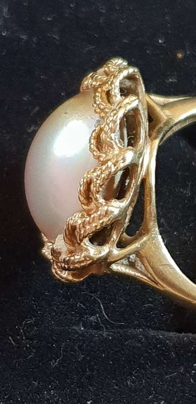 Vintage 9ct gold twisted rope design and Genuine Mabe pearl ring