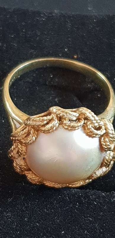 Vintage 9ct gold twisted rope design and Genuine Mabe pearl ring