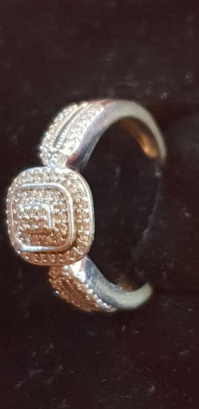 Stunning 9CT white gold and 60x Genuine Diamonds engagement ring
