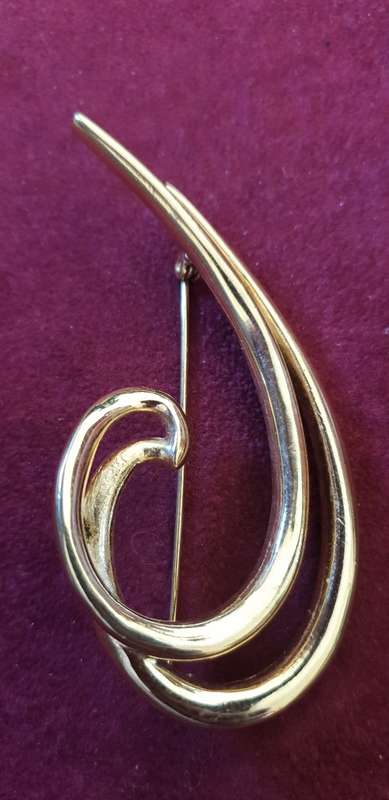 Costume jewellery large swirly brooch