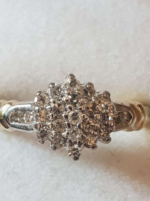OOH so Stunning! 9ct yellow gold and 23x genuine diamond ring