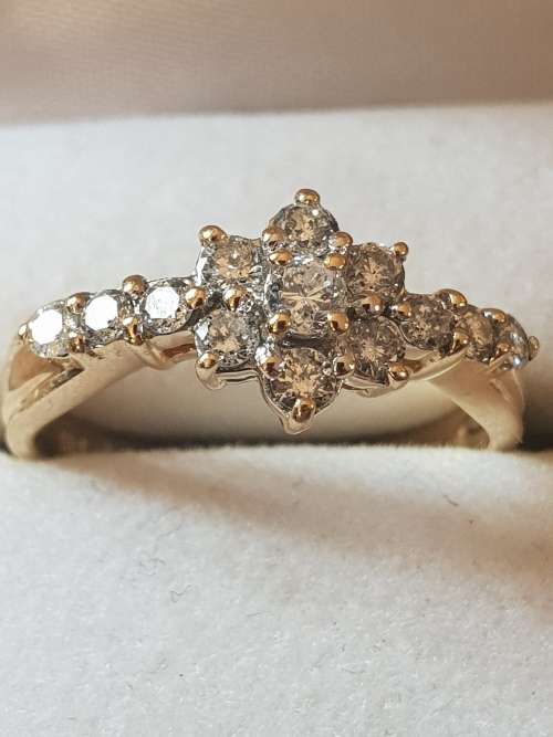 Genuine 18ct yellow gold & Diamond cluster ring Hallmarked