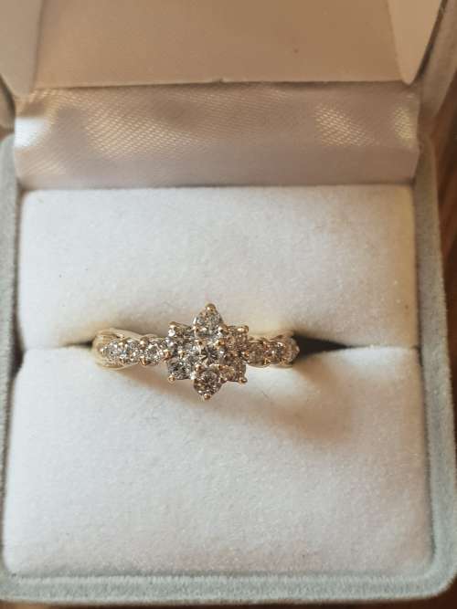 Genuine 18ct yellow gold & Diamond cluster ring Hallmarked