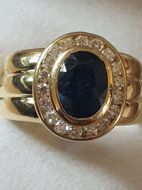 Genuine Natural Saphire and natural Diamond 18ct gold ring of approx 2.8 carat